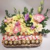 конфеты и цветы в корзине